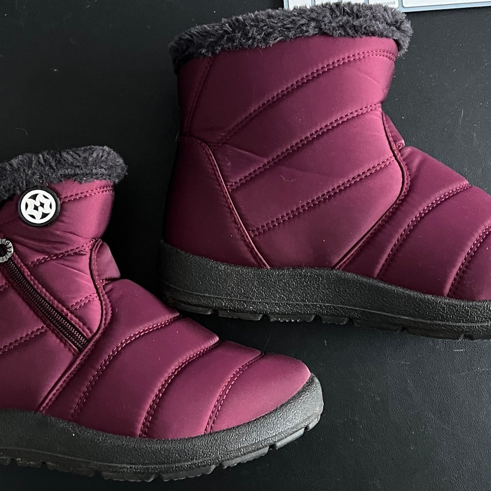 Eagsouni Purple winter snow boots womens size 7 fur lined